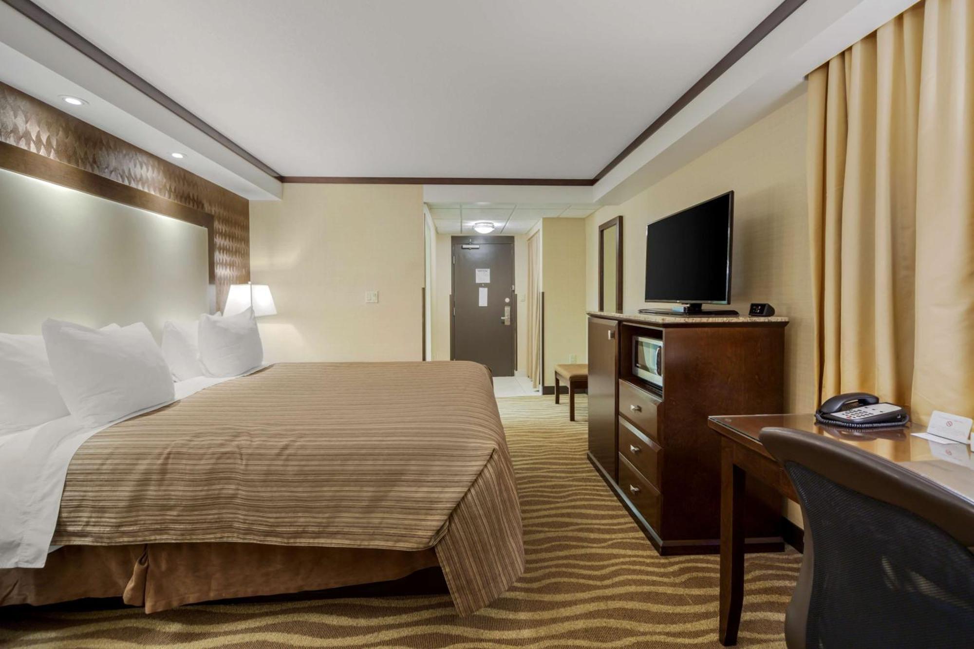 Western Premier Denham & Hotel