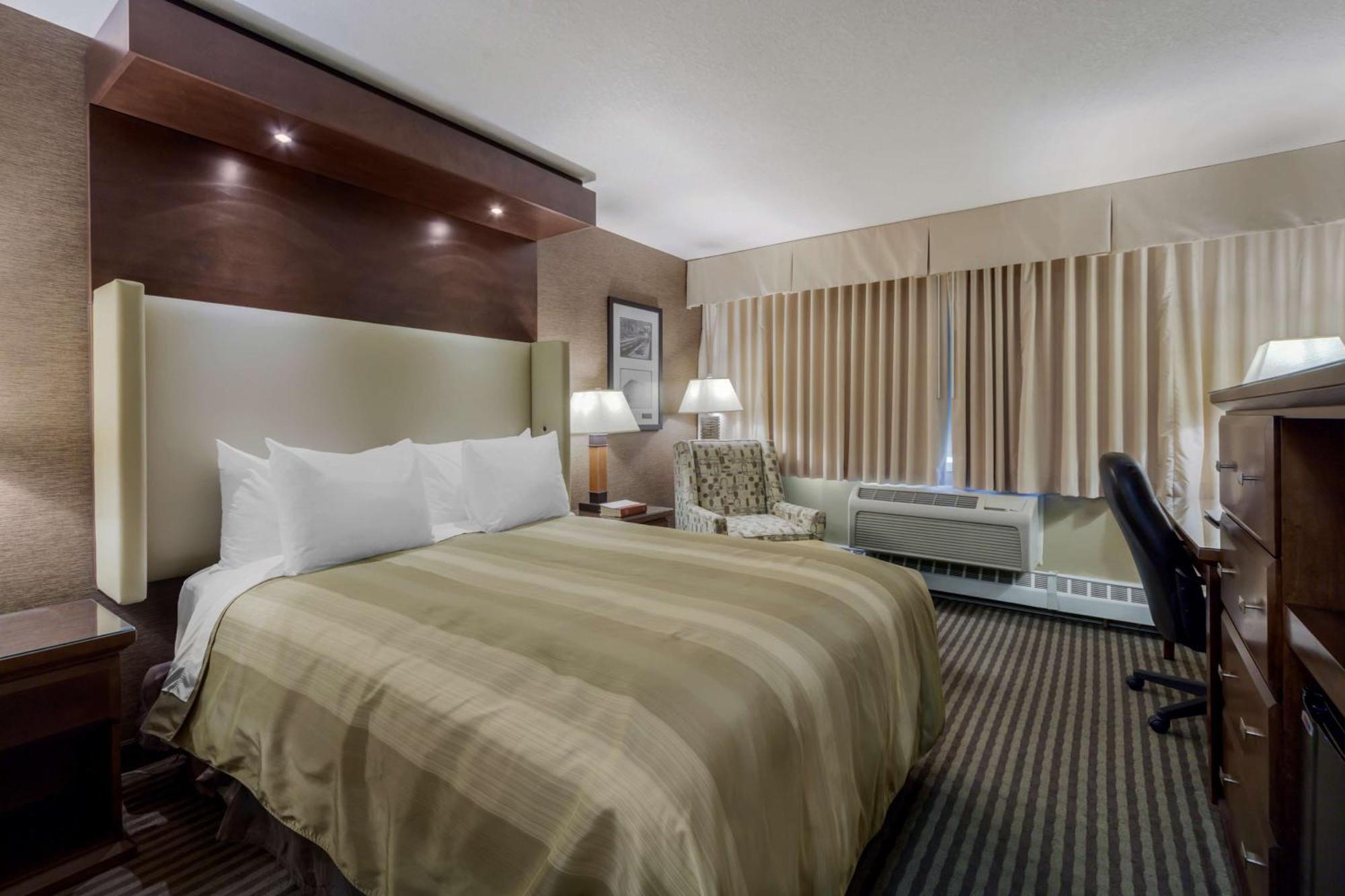 Western Premier Denham & Hotel
