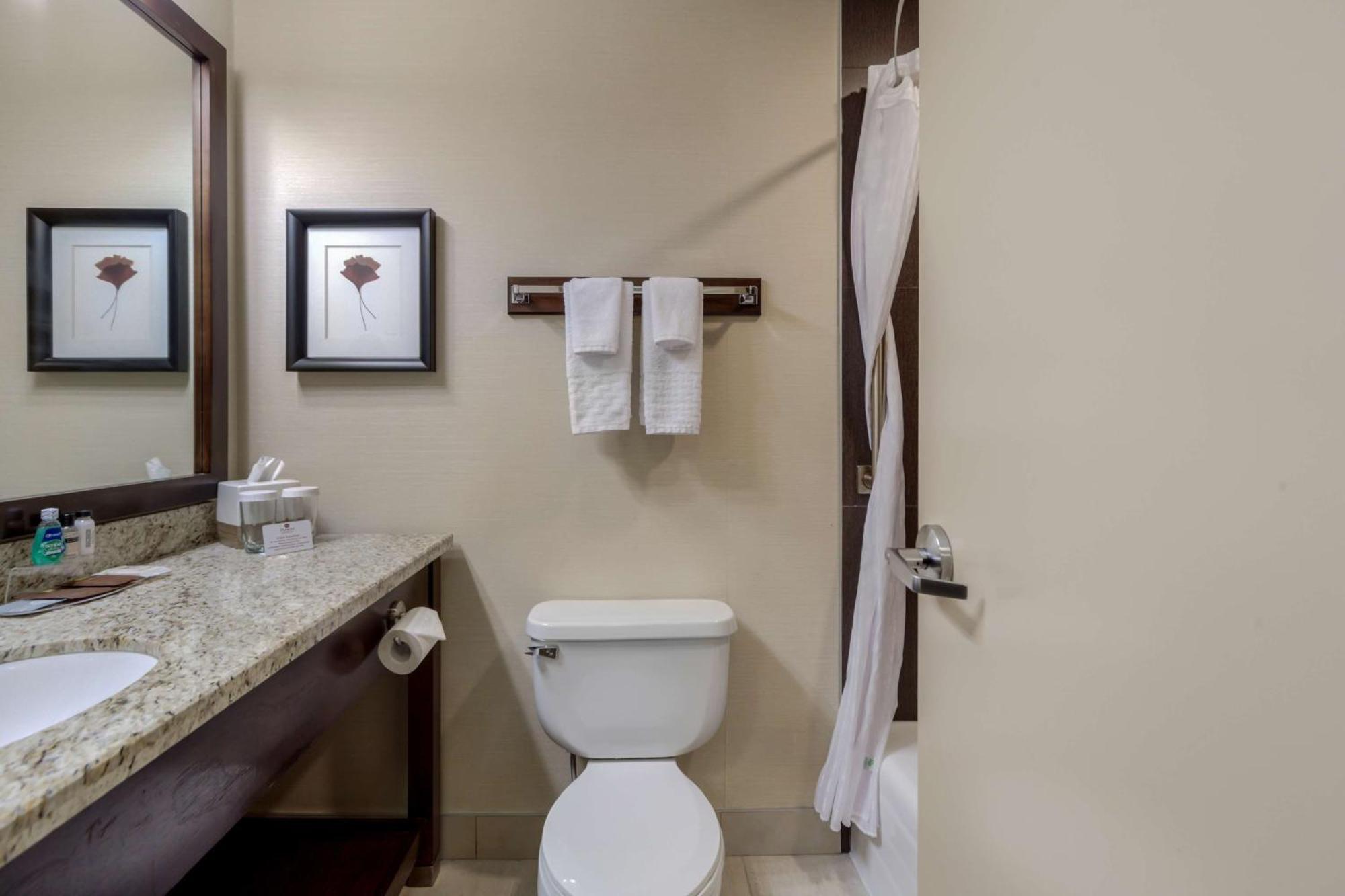 Hotel Western Premier Denham & Leduc